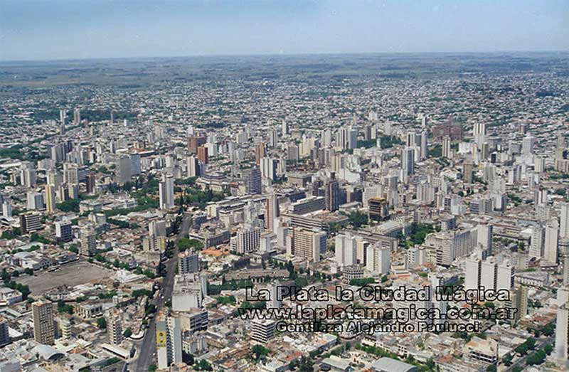 Foto aérea: La ciudad en una vista de norte a sur de La Plata.