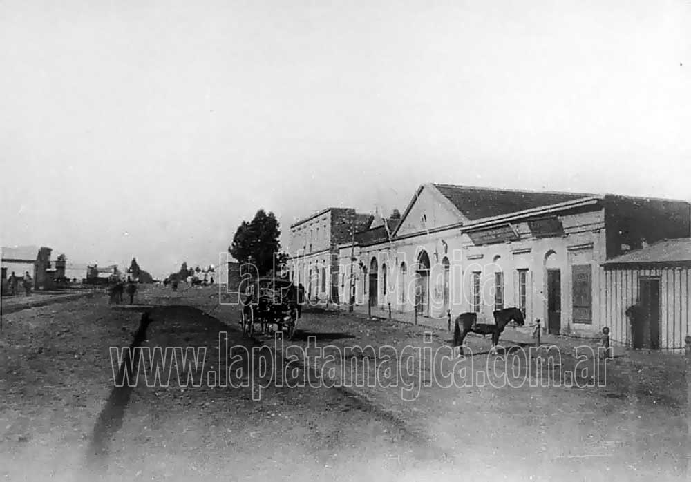 Calle 1 o calle Real a la altura de las calles 34 y 35 en el año 1905 ciudad de La Plata Argntina.