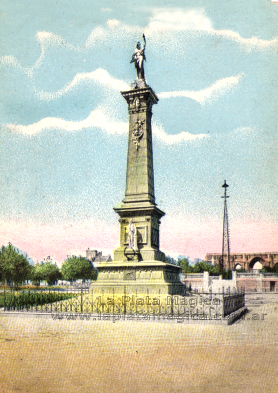 Monumento a Mariano Moreno en la plaza. ciudad de La Plata Argentina.