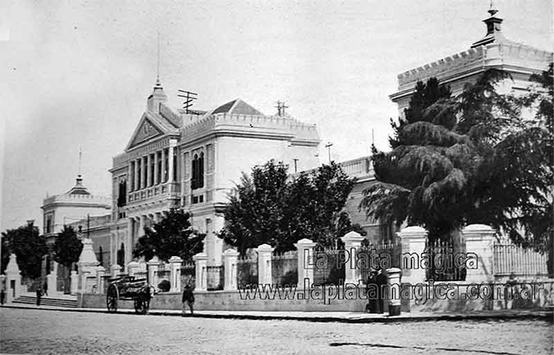 Plaza San Martín en los primeros tiempos de la ciudad de La Plata en Argentina.