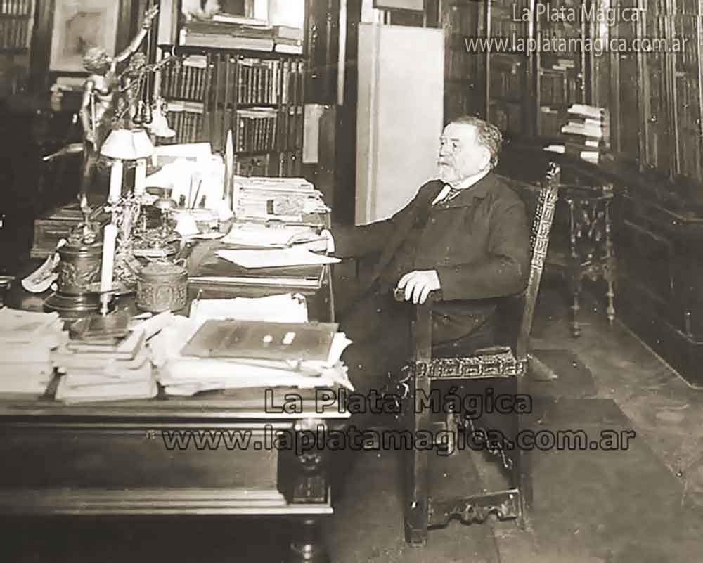 El Doctor Dardo Rocha en su despacho.
