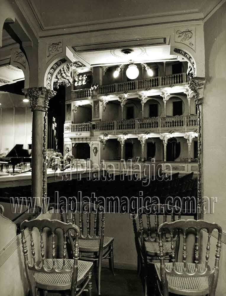 Para la nostalgia, interior del viejo teatro y músicos ensayando. ciudad de La Plata.