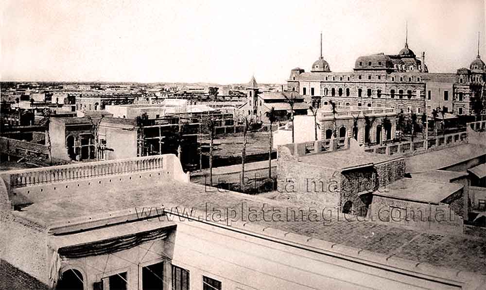 Una vista trasera de la Casa de Gobierno en julio de 1885. Ciudad de La Plata Argentina.