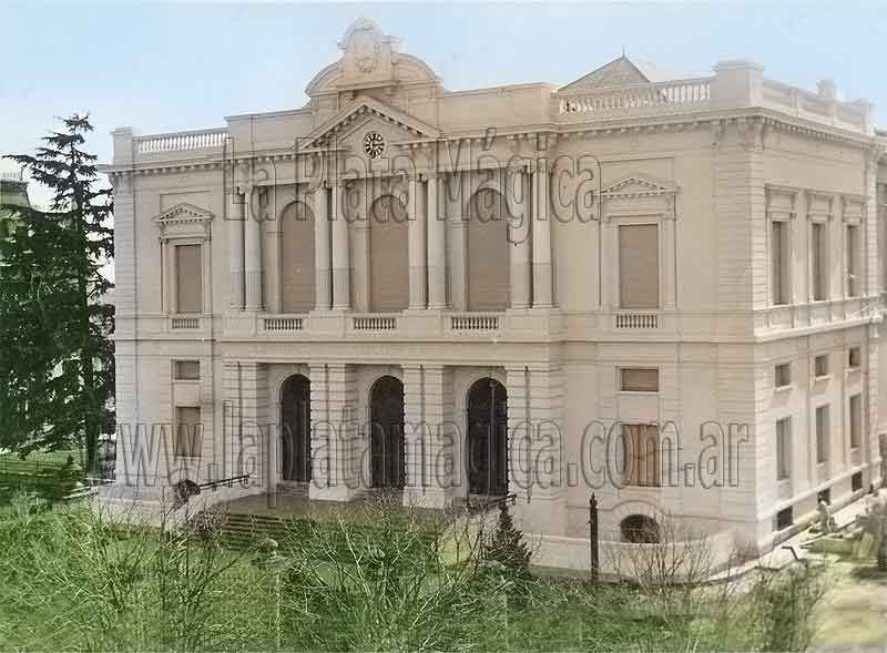 Banco de la Provincia de Buenos Aires ubicado en la manzana de las calles 6,7, 47 y 48 .