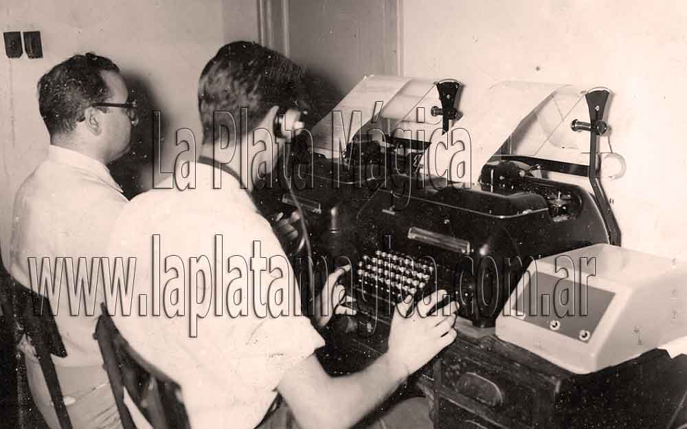 Consistía en un aparato telegráfico que permitía transmitir directamente un texto, por medio de un teclado mecanográfico, y imprimirlo en la estación receptora.  www.laplatamagica.com.ar