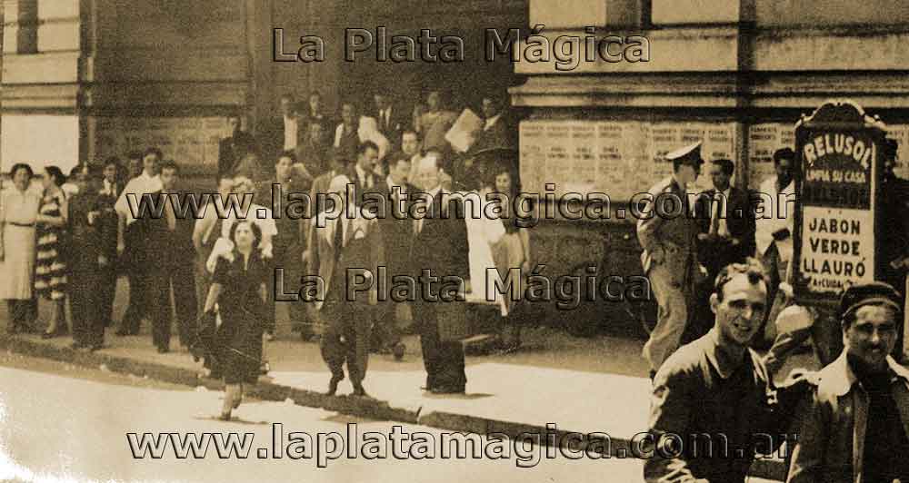 Pasajeros retornando en la salida de calle 1 de la estación de La Plata en el año 1951.  www.laplatamagia.ar