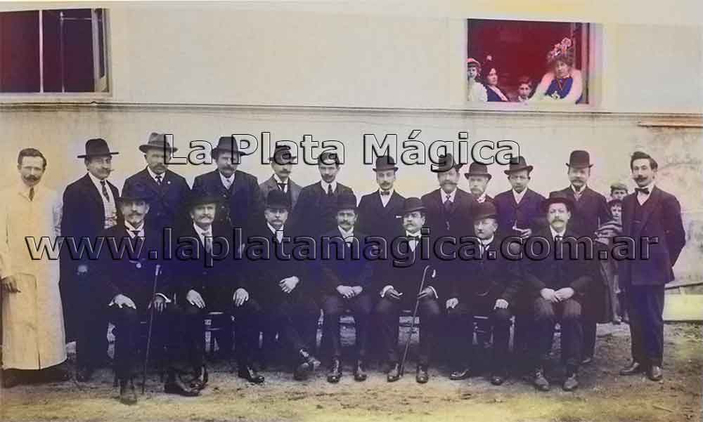 Integrantes de la Comisión directiva del Hospital Italiano de La Plata en 1903.