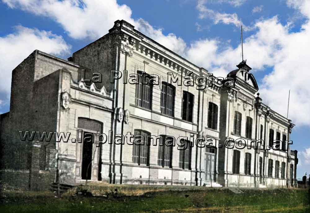 Escuela N° 21 de Los Hornos ubicada en la calle 62 entre 139 y 140.