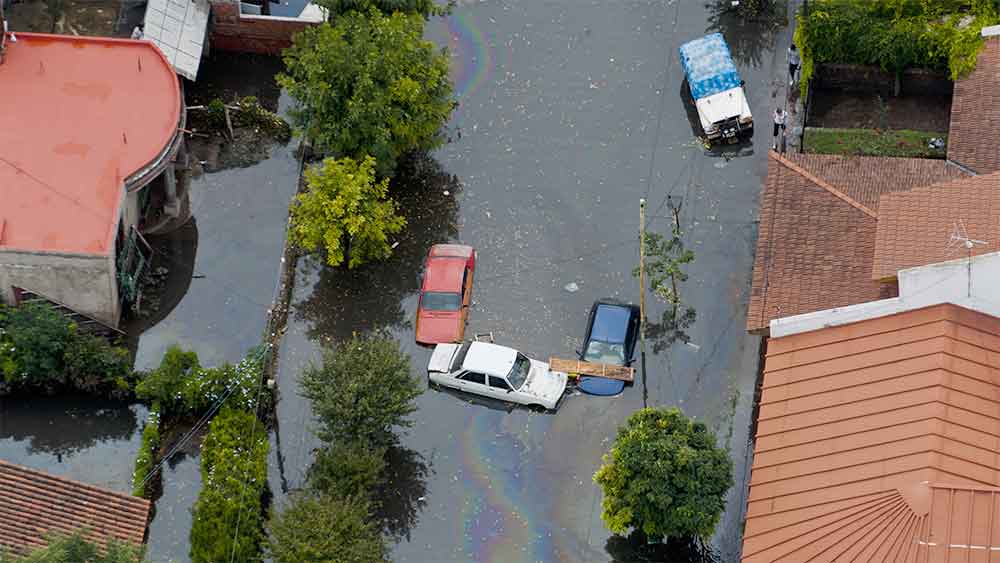 La gran mayoría de vehículos que estaban en la calle quedaron destrozados e inutilizables.