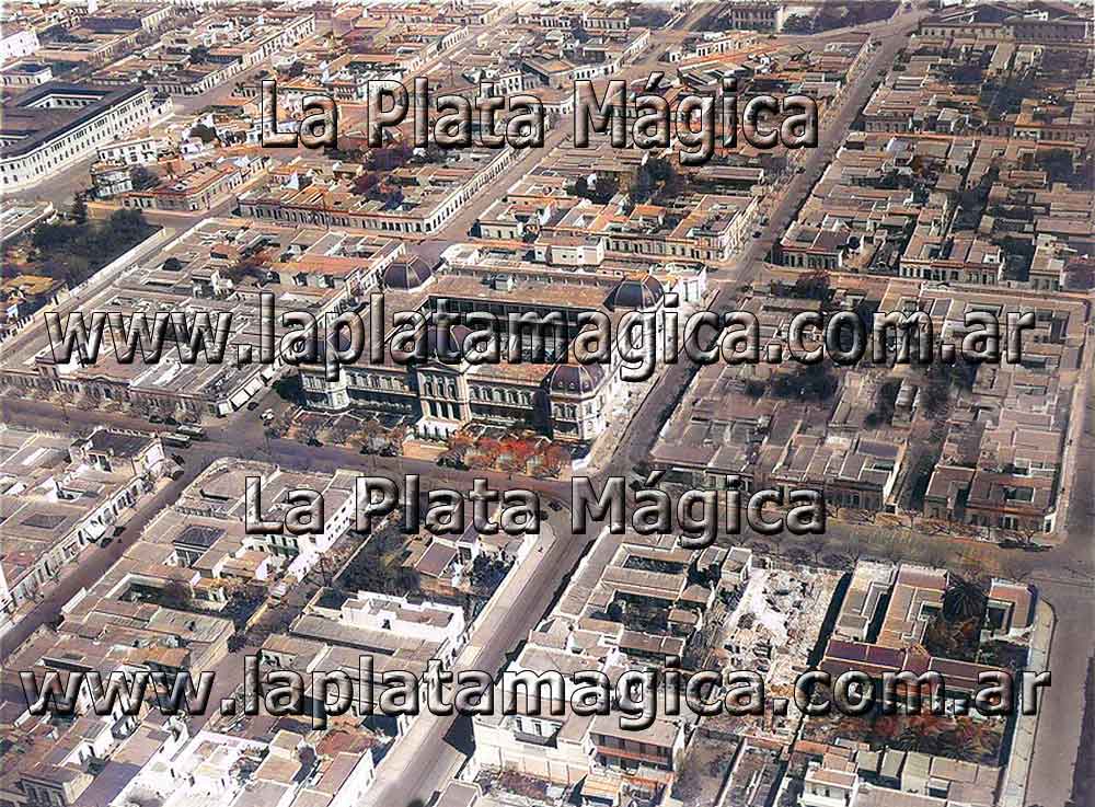 Vista aérea de vieja foto de calle 13, donde se observa el Palacio de Justicia de La Plata.