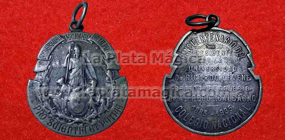 Medalla Cincuentenario del Colegio Nacional Presidente de la Universidad Dr. Ricardo Levene Rector del Colegio Dr. Alfredo D. Calcagno 1885 – 1935.