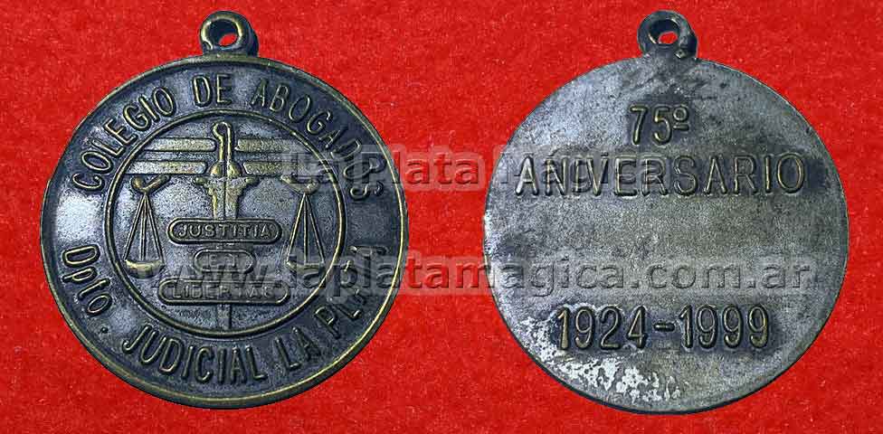 24 Medalla Colegio de Abogados Dpto. Judicial La Plata. Campo: Justitia et Libertas 75° Aniversario 1924 - 1999.