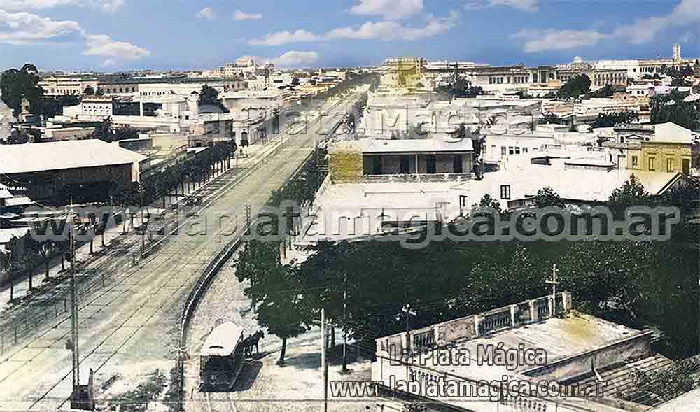 Panorámica de la Diagonal 80 tomada desde 1 y 44 hacia plaza San Martín, se puede apreciar en la foto, arriba a la izquierda la Casa de Gobierno en el centro el palacio Legislativo y la cúpula de San Ponciano.