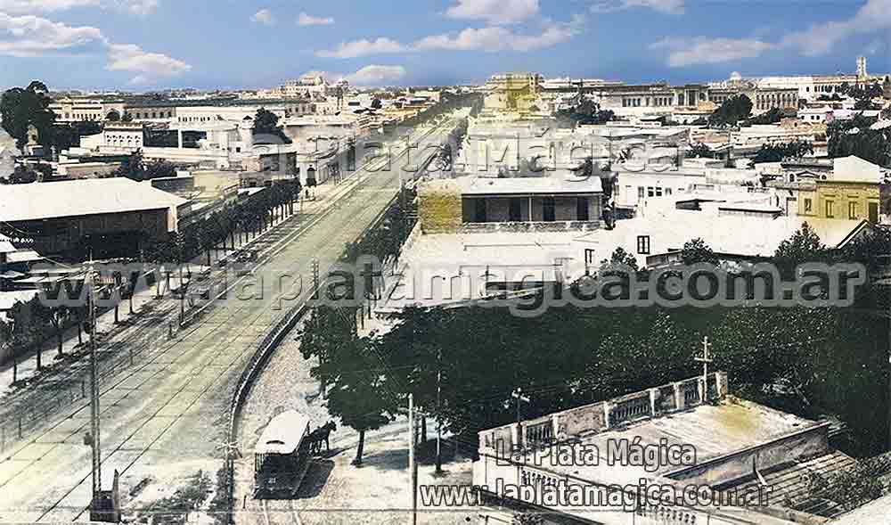 Panorámica de la Diagonal 80 tomada desde 1 y 44 hacia plaza San Martín, se puede apreciar en la  foto, arriba a la izquierda la Casa de Gobierno en el centro el palacio Legislativo y la cúpula de San Ponciano.