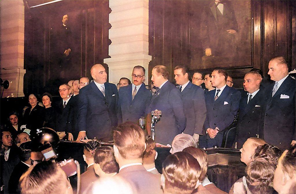 En 1958, cuando Arturo Frondizi es elegido presidente de la Nación, Alende fue elegido gobernador de la Provincia de Buenos Aires y ejercio la primera magistratura provincial entre 2 de mayo de 1958 y le 20 de marzo de 1962.