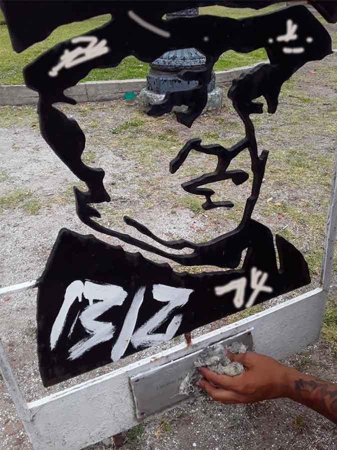 El vandalismo se concreta en diversas formas, pudiéndose observar grafitis y diversos depósitos exógenos que se insertan.