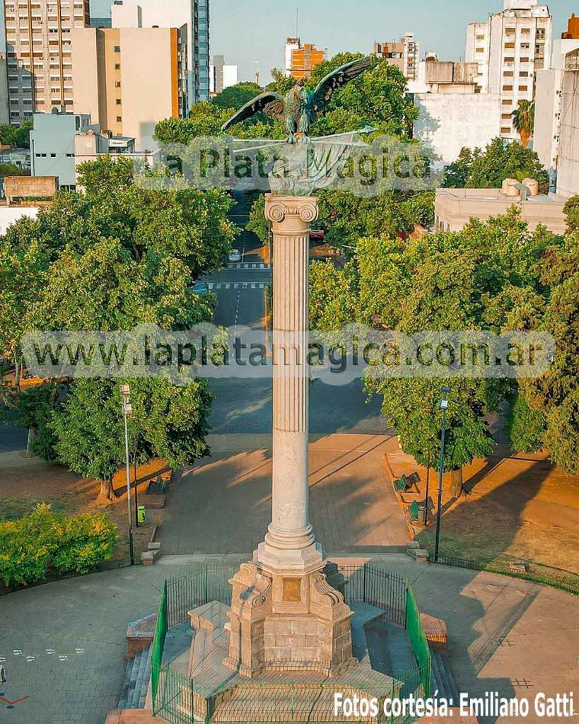 El monumento que representa la confraternidad argentino-italiana surgió como idea a fines del siglo XIX.